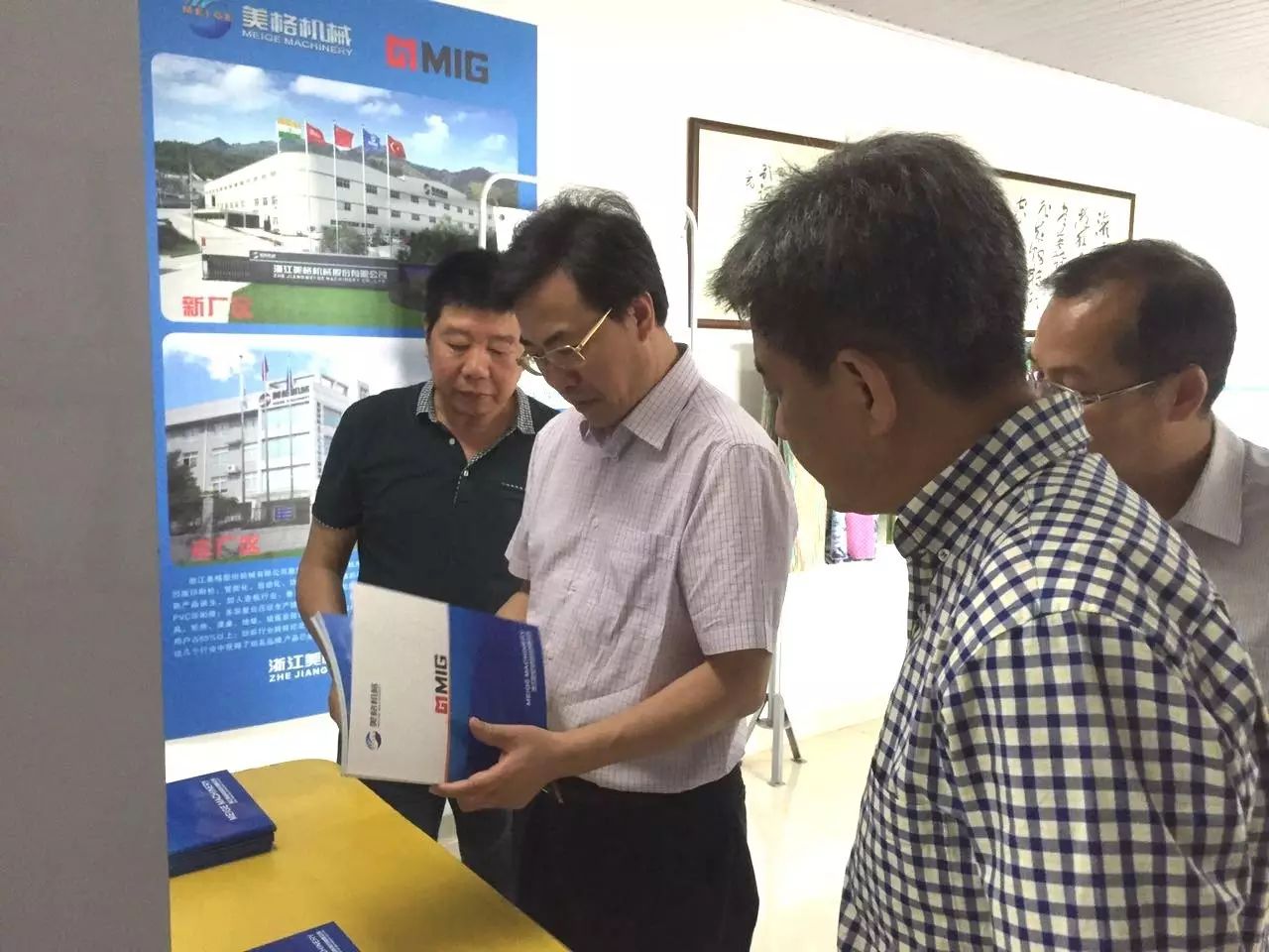 Giám đốc Hong Qinghua từ Ủy ban Kinh tế và Công nghệ thông tin thành phố Hàng Châu đã đến thăm công ty để nghiên cứu