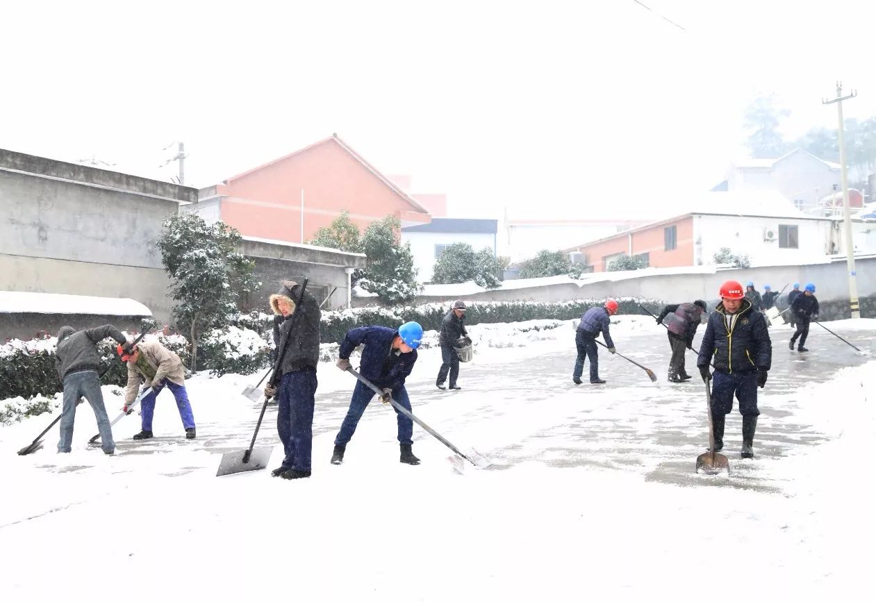 Đoàn kết quét tuyết và loại bỏ băng để đảm bảo an toàn