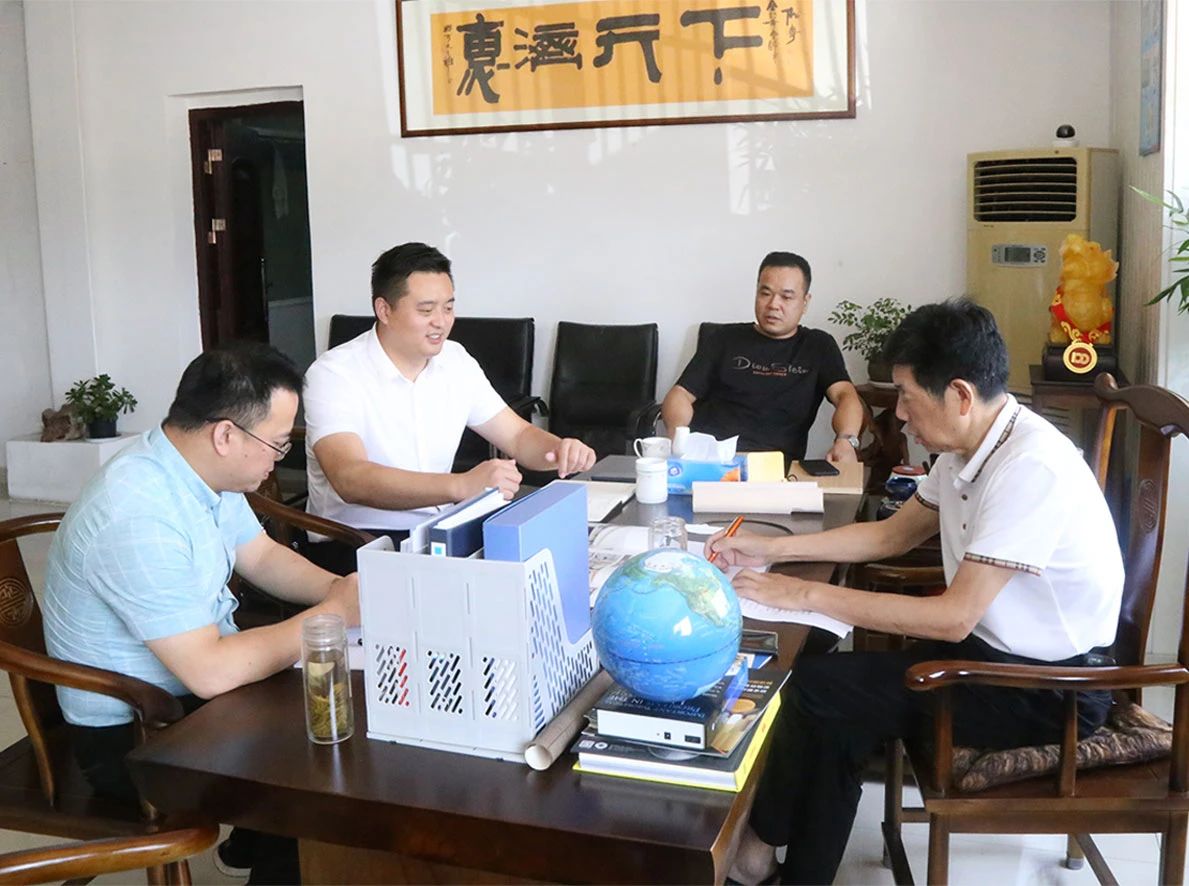 Xu Yang, Phó Giám đốc Cục Xúc tiến Đầu tư Khu Phát triển Kinh tế Giang Tô Siyang, đến thăm Chiết Giang Meige Machinery để nghiên cứu và kiểm tra