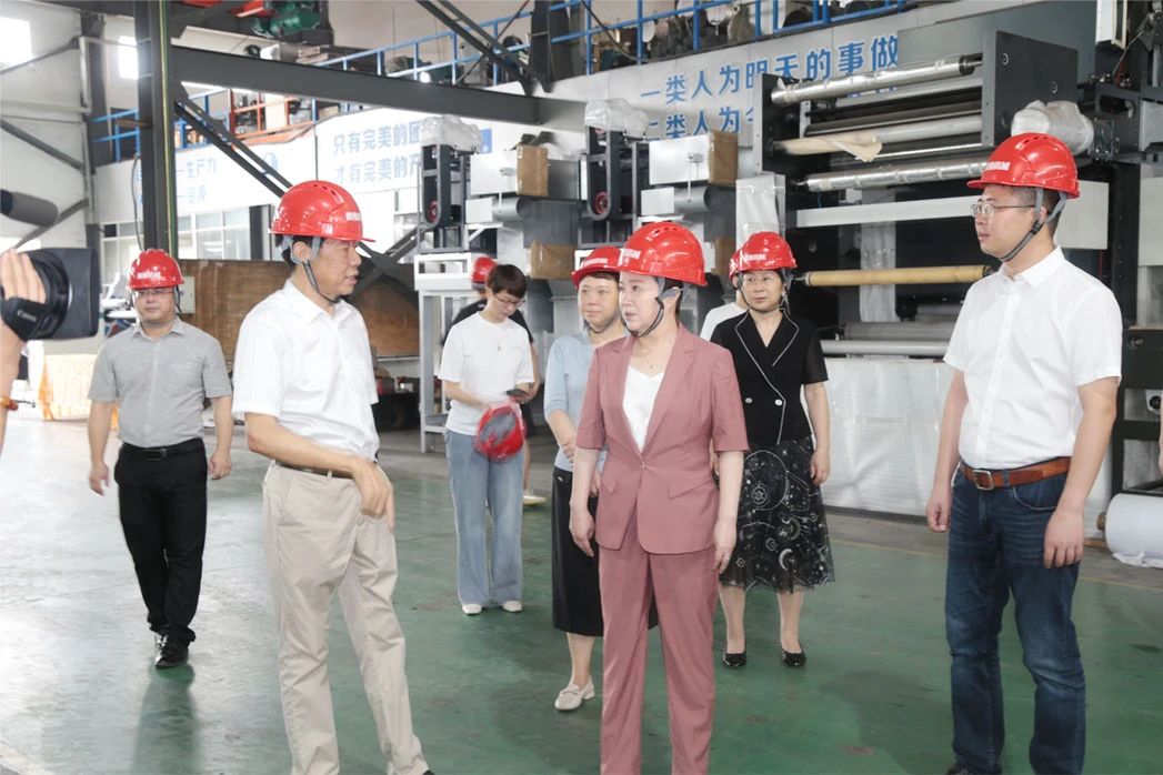 Li Saiwen, Chủ tịch Hội nghị Hiệp thương Chính trị huyện và phái đoàn đã đến Meige Machinery để thực hiện hoạt động chia buồn “Giải nhiệt mùa hè”