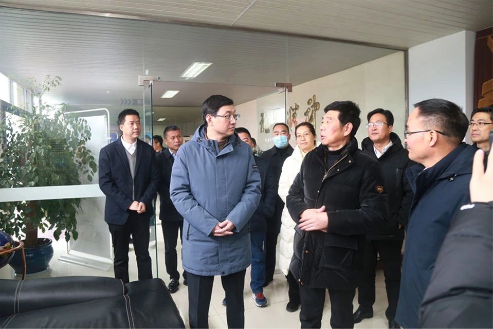 Yang Zewei, Phó Bí thư Quận ủy Lâm An và Thị trưởng quận, đã đến thăm Meige Machinery để điều tra và tiếp tục công việc cũng như sản xuất